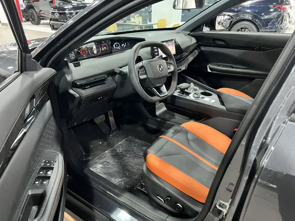 Changan UNI-V UNI-V 1.5T Premium Sports Edition 2026 — thumbnail 5