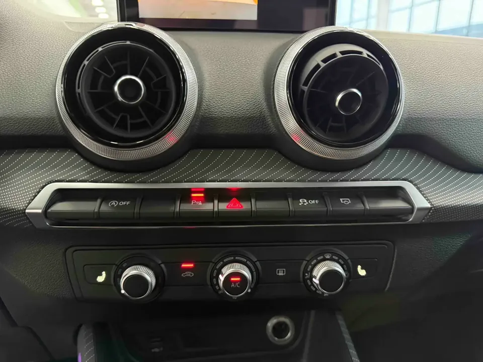 Audi Q2L Audi Q2L 2022 35 TFSI aggressive and dynamic model 2022 — миниатюра 4