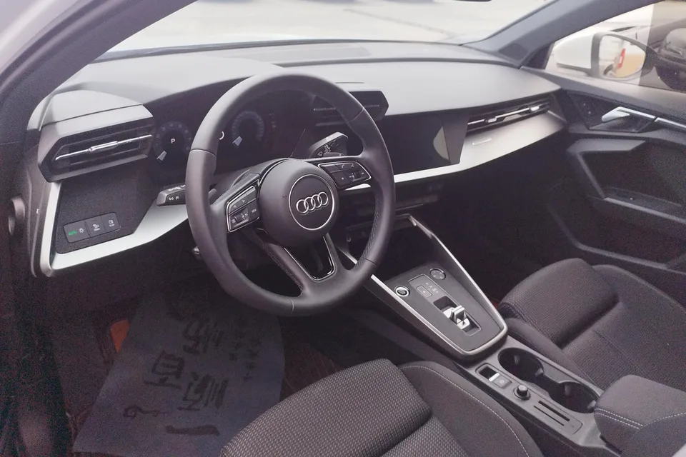 Audi A3 A3 A3L Limousine 35 TFSI aggressive and sporty 2023 — thumbnail 4