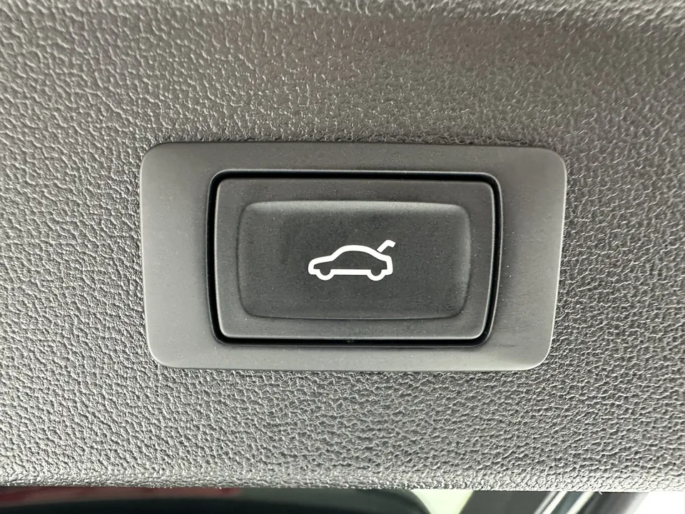 Audi A3 facelift Sportback 35 TFSI luxury sports model 2023 — миниатюра 2
