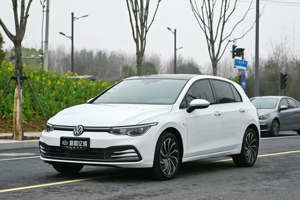 Volkswagen Golf golf 2023 280TSI DSG Pro 2024 — photo 1, buy with delivery to Moscow