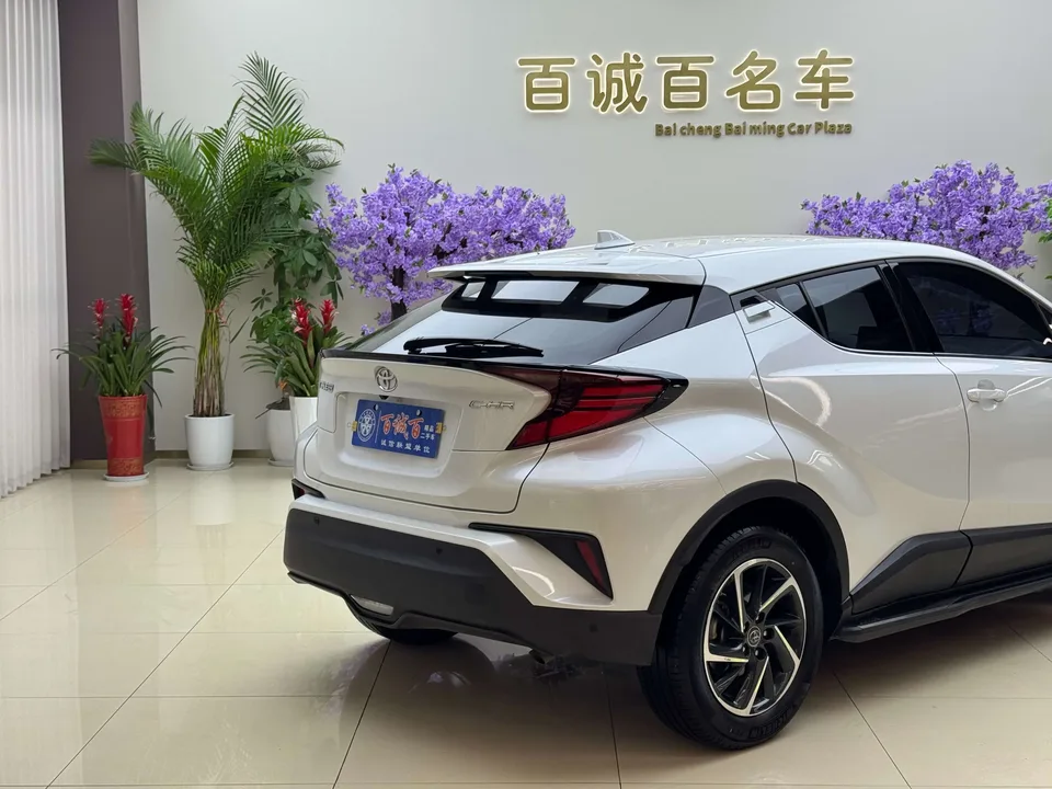 Toyota C-HR 2.0L Luxury Edition 2022 — миниатюра 2