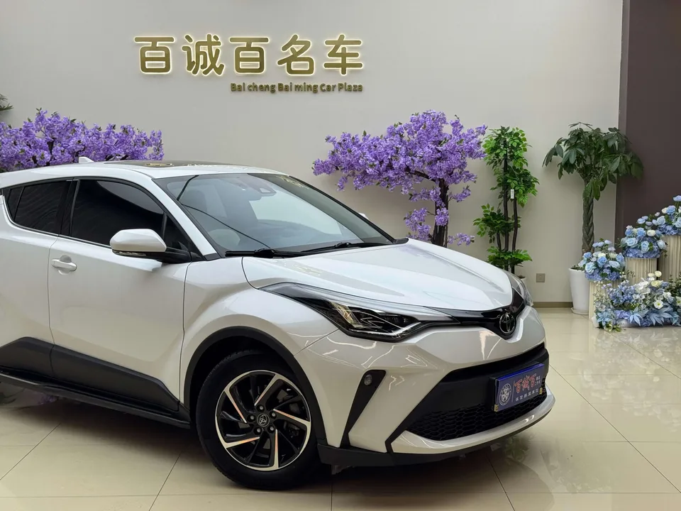 Toyota C-HR 2.0L Luxury Edition 2022 — миниатюра 3