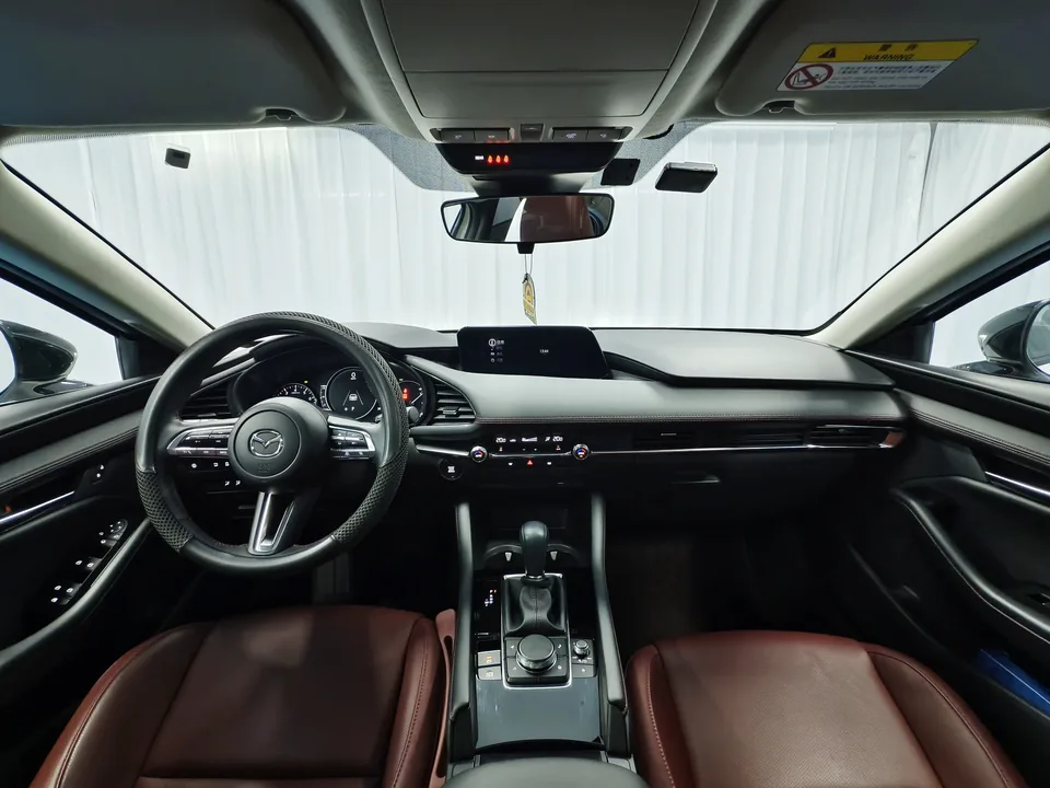 Mazda Axela 2.0L automatic premium version 2023 — миниатюра 4