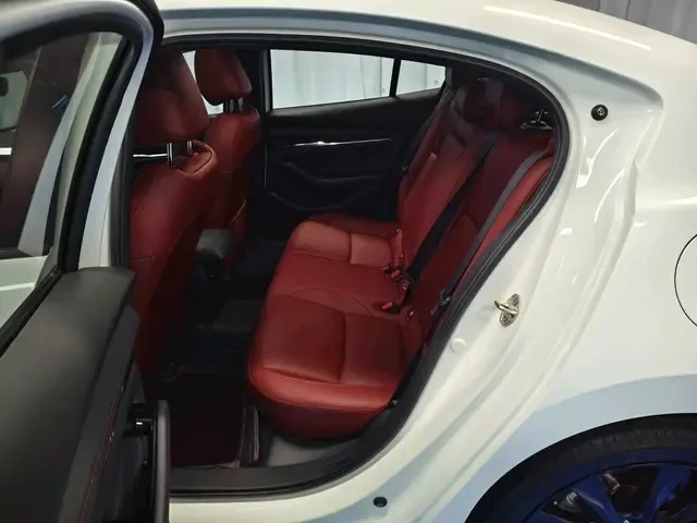 Mazda Axela 2.0L automatic premium version 2023 — миниатюра 5