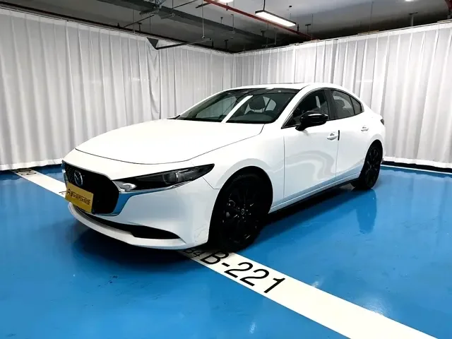 Mazda Axela 2.0L automatic premium version 2023 — фото 1, купить с доставкой в Москву