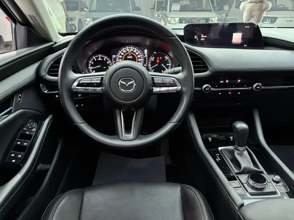 Mazda Axela 2.0L automatic quality version 2022 — миниатюра 3