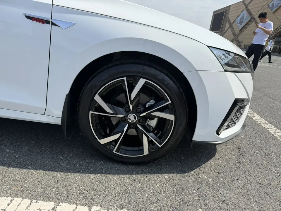 Skoda Octavia Octavia facelift PRO TSI280 DSG exclusive version 2023 — миниатюра 3