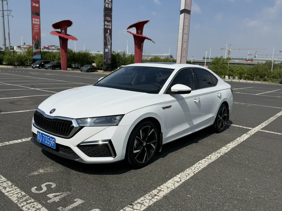 Skoda Octavia Octavia facelift PRO TSI280 DSG exclusive version 2023 — photo 1, buy with delivery to Moscow