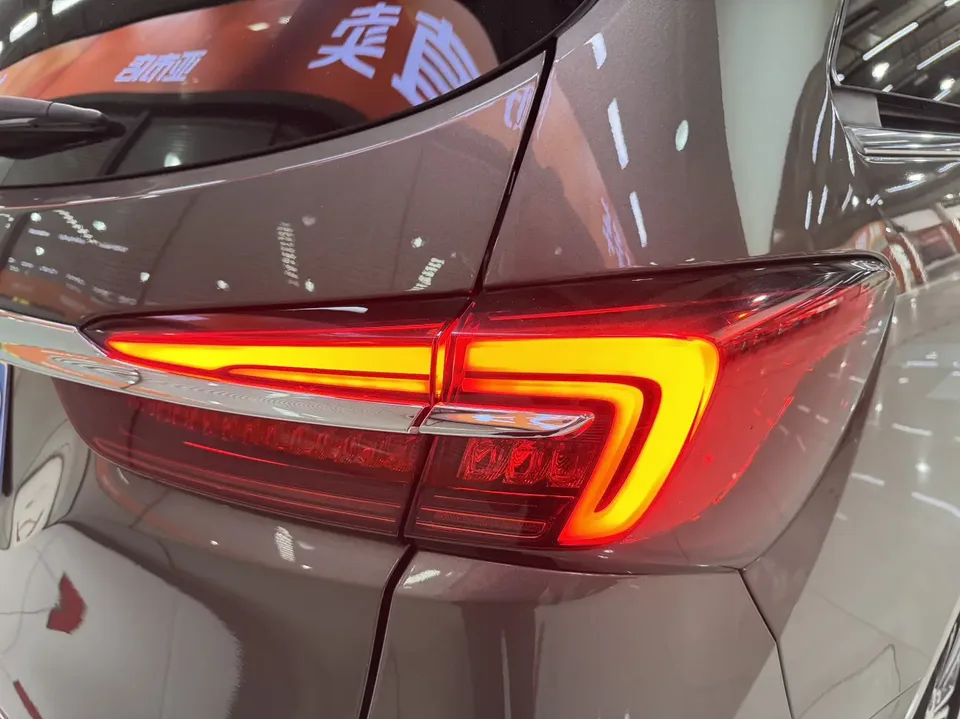 Buick GL8 GL8 Land Business Class 2.0T Luxury Edition 2024 — thumbnail 4