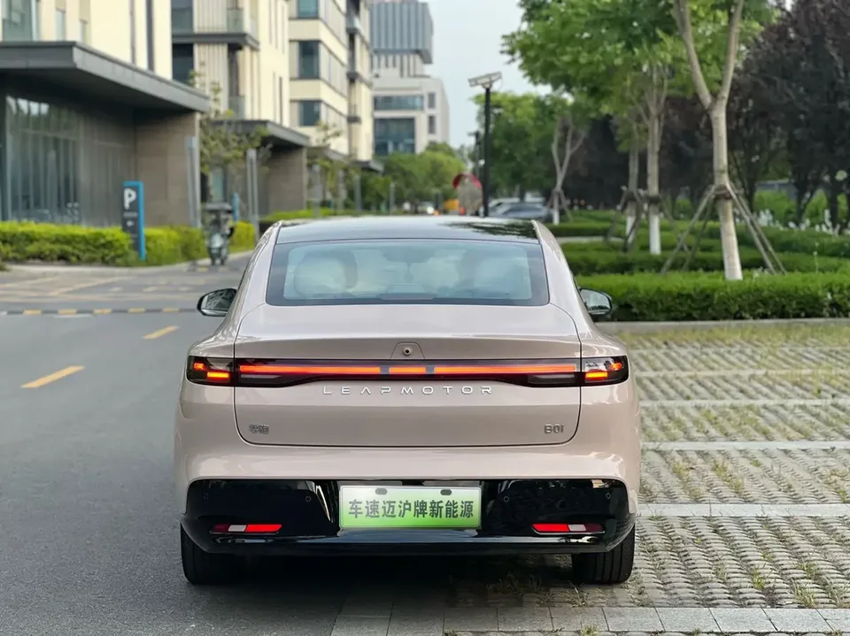 Leapmotor Leap running B01 650 Enjoy Edition 2026 — миниатюра 2