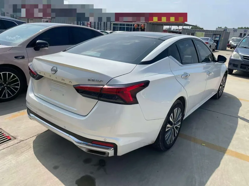 Nissan Altima Teana 2.0L XL-Upr Premium Edition 2023 — thumbnail 4