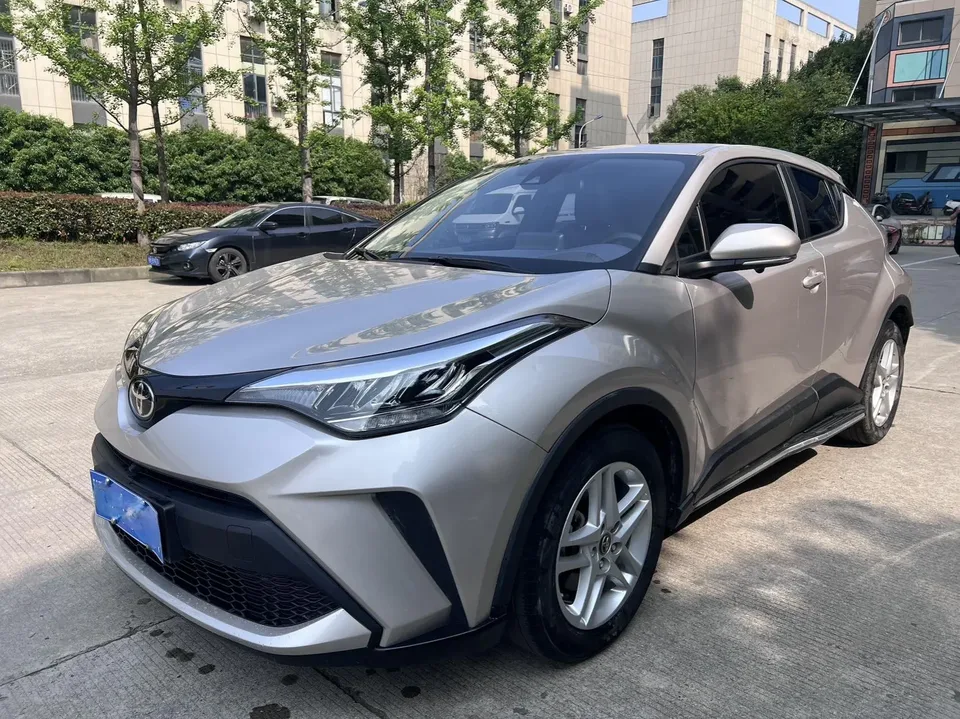 Toyota C-HR Toyota C-HR 2.0L Leading Edition 2022 — photo 1, buy with delivery to Moscow