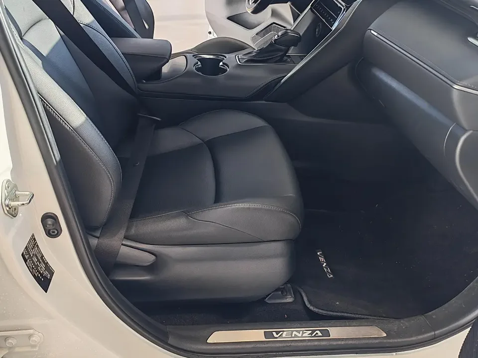 Toyota Venza 2.0L CVT two-wheel drive luxury version 2024 — миниатюра 3
