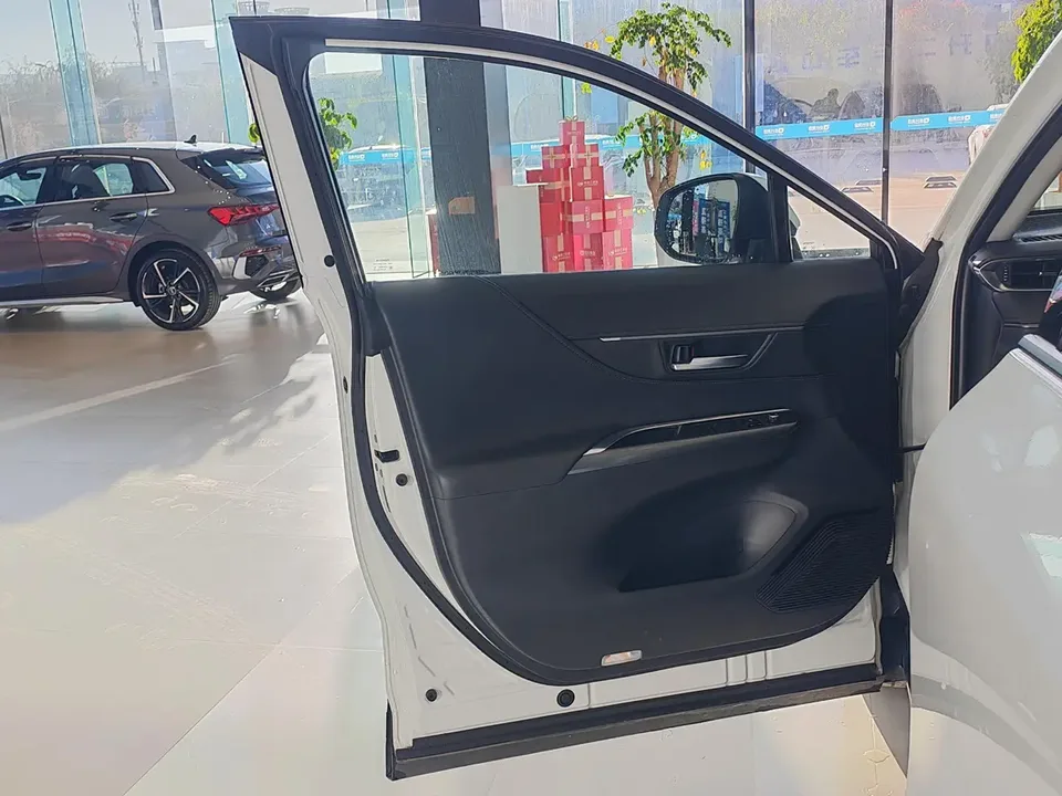 Toyota Venza 2.0L CVT two-wheel drive luxury version 2024 — миниатюра 5