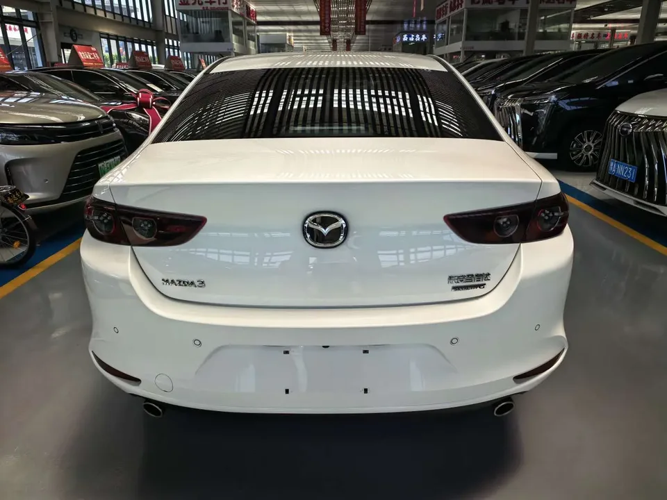 Mazda Axela 2.0L Automatic Elegant Edition 2023 — миниатюра 3
