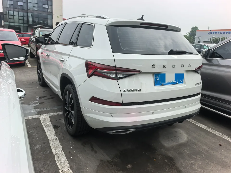 Skoda Kodiaq facelift TSI330 5-seat two-wheel drive powerful version 2024 — миниатюра 4