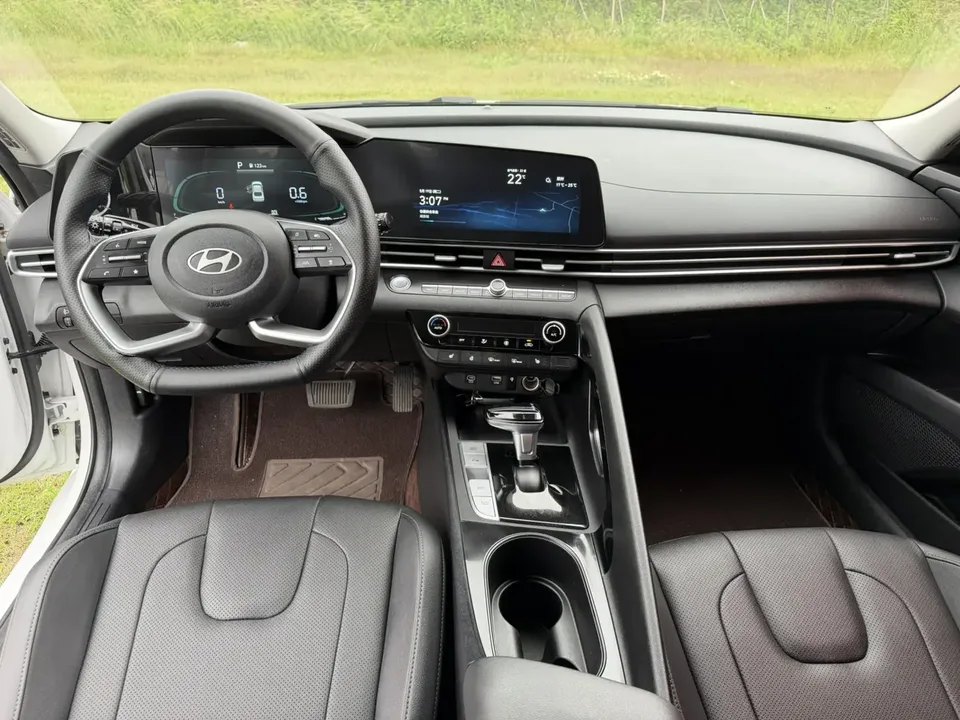 Hyundai Elantra Elantra 1.5L CVT LUX Premium Edition 2023 — thumbnail 5