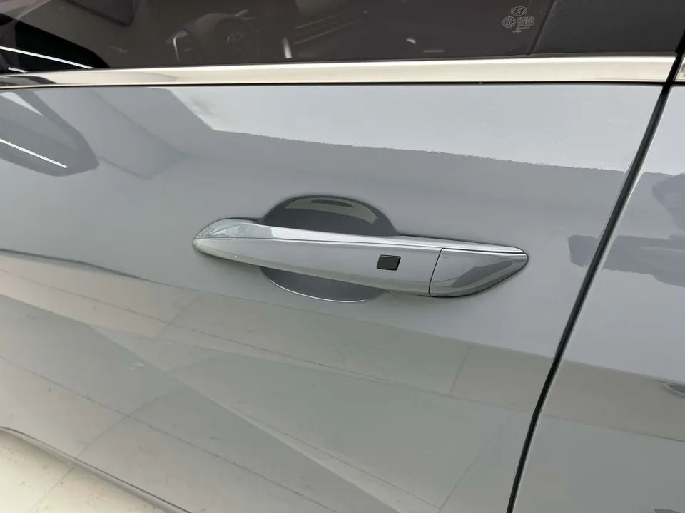 Hyundai Elantra Elantra 1.5L CVT LUX Premium Edition 2022 — thumbnail 3