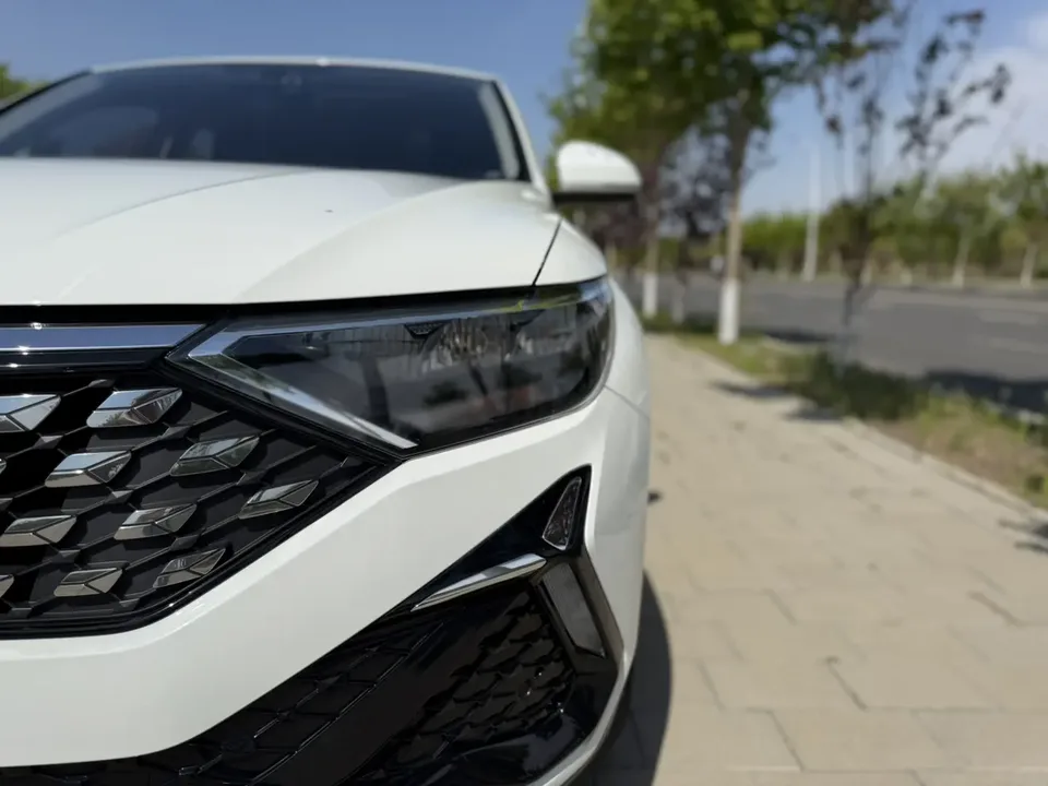 Jetta VS5 280TSI automatic high-gloss glory version 2022 — миниатюра 3