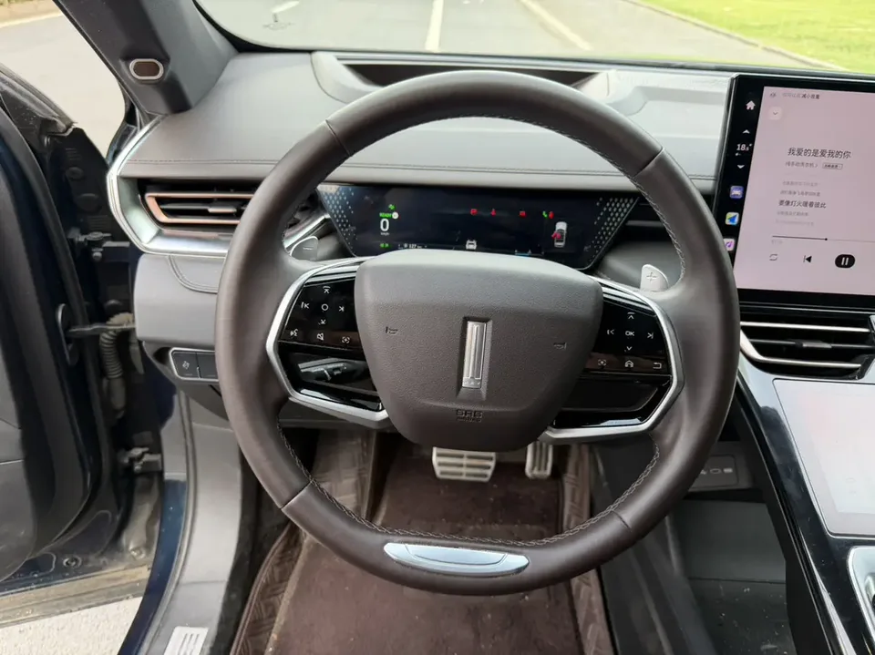 WEY Mocha 2.0T two-wheel drive special version 2022 — миниатюра 3