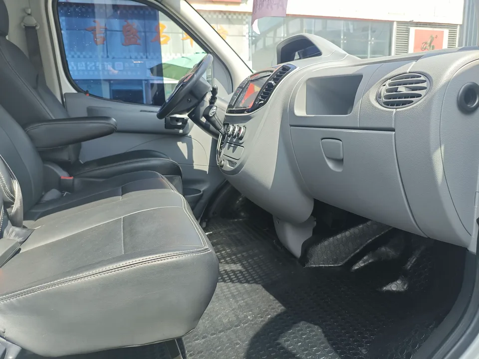 Datong Xintu V80 Xintu V80 2023 PLUS 2.0T AMT city version short axis ultra-low roof 5/6 seats 2024 — миниатюра 2