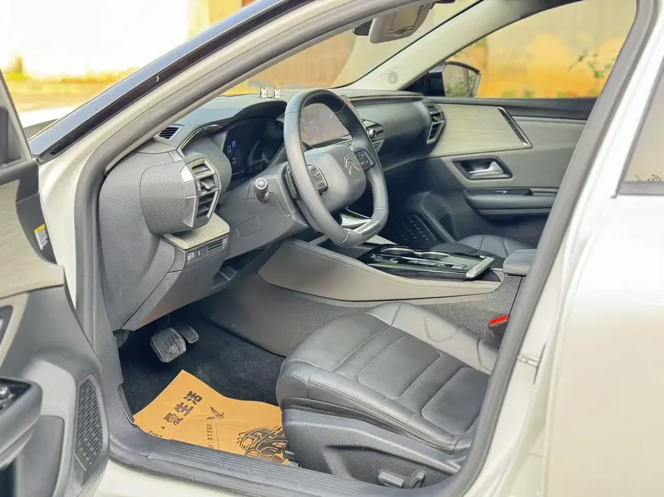 Citroen Versailles C5 X 1.6T enjoys extraordinary benefits 2024 — миниатюра 3