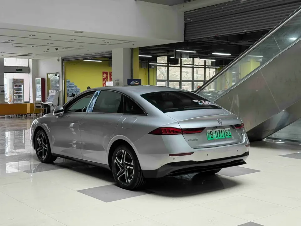 Roewe D7 EV 610 rear drive flagship version 2023 — миниатюра 4