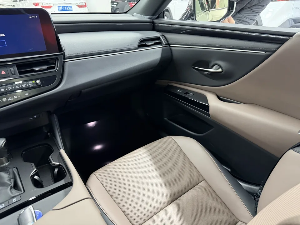 Lexus ES 200 Excellence Edition 2024 — миниатюра 3