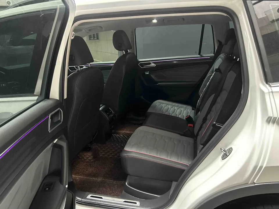 Volkswagen Tiguan L facelift 330TSI two-wheel drive R-Line flagship version 2023 — миниатюра 5