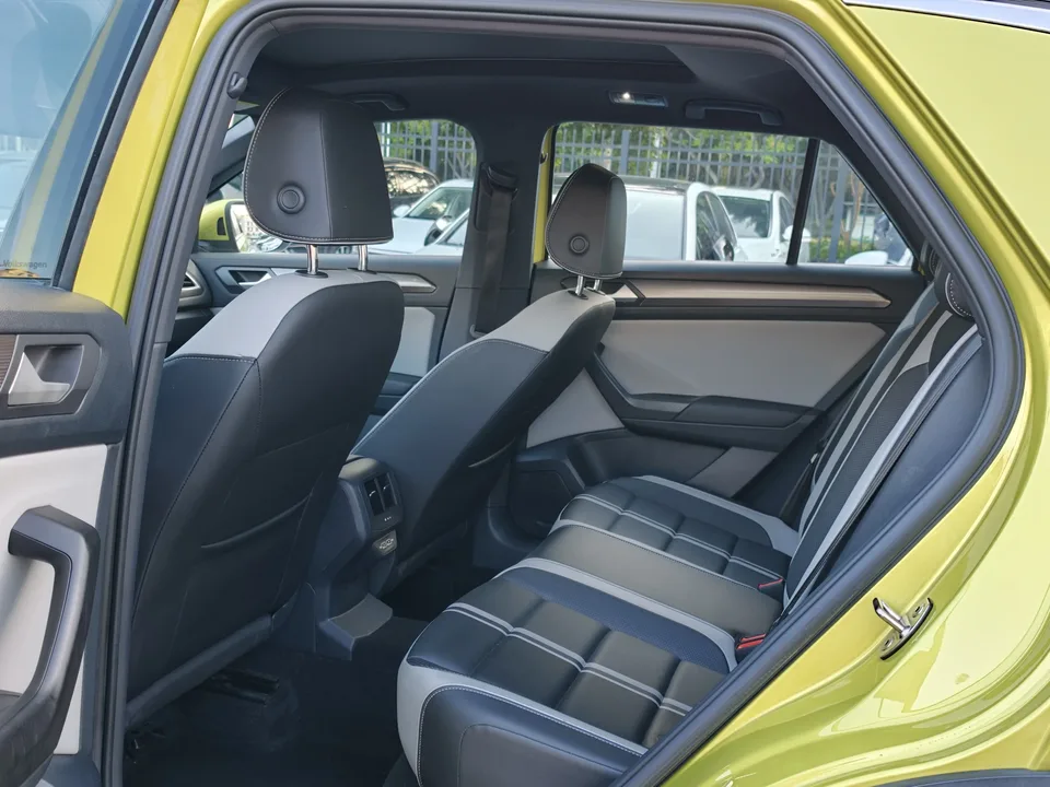 Volkswagen T-Roc TANG 300TSI DSG Starlight Edition 2023 — миниатюра 3