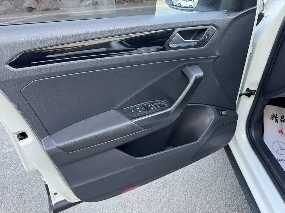 Volkswagen T-Roc Tangeu 280TSI DSG Two-Wheel Drive Comfort Smart Connectivity 30th Anniversary Edition 2022 — миниатюра 3
