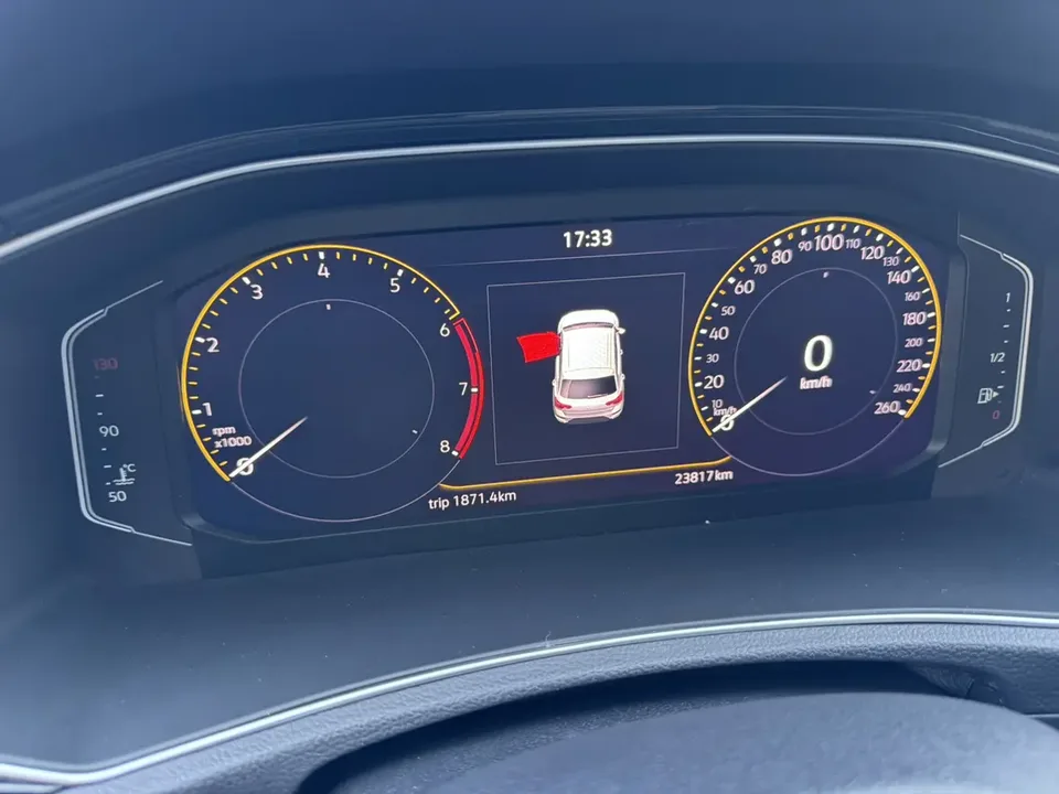Volkswagen T-Roc Tangeu 280TSI DSG Two-Wheel Drive Comfort Smart Connectivity 30th Anniversary Edition 2022 — миниатюра 4
