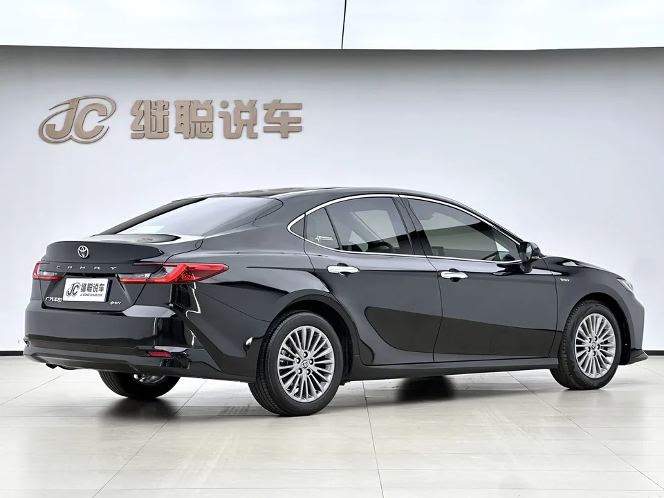 Toyota Camry Hybrid 2.0HGVP Luxury Edition 2024 — миниатюра 2