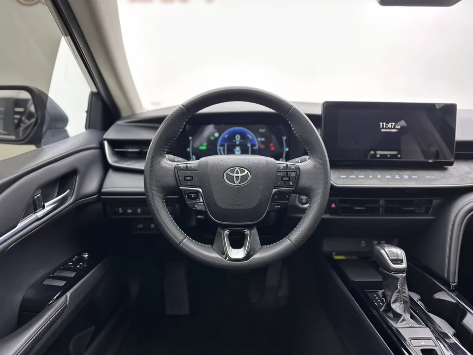 Toyota Camry Hybrid 2.0HGVP Luxury Edition 2024 — миниатюра 4