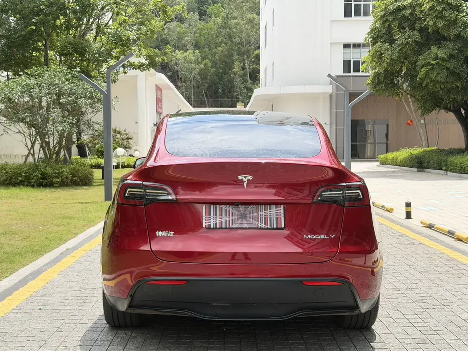 Tesla Model Y rear-wheel drive version 2024 — миниатюра 2