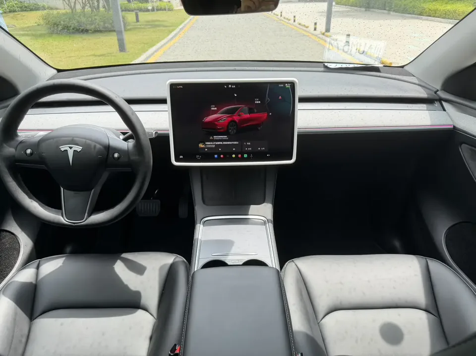 Tesla Model Y rear-wheel drive version 2024 — миниатюра 3