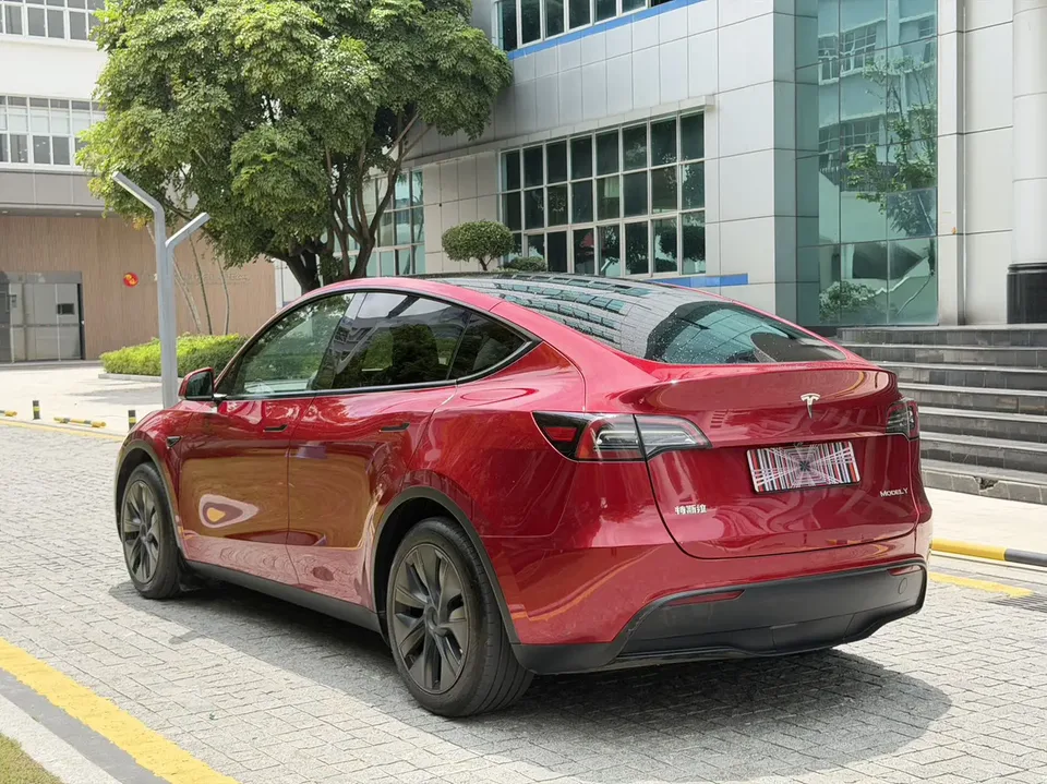 Tesla Model Y rear-wheel drive version 2024 — миниатюра 4