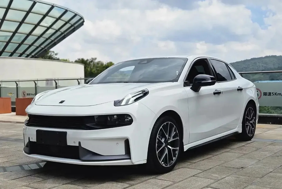 Lynk & Co 03 Lynk & Co 03 1.5TD DCT Jin Pro 2022 — photo 1, buy with delivery to Moscow