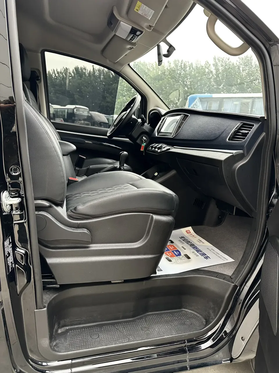 Forthing Lingzhi Lingzhi M5L 1.6L Basic Model 7 Seaters 2023 — thumbnail 3