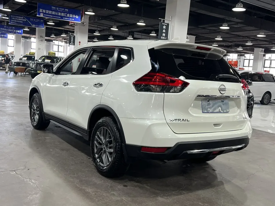 Nissan X-Trail Qijun Honor 2.0L 2WD Leading Edition 2025 — thumbnail 4
