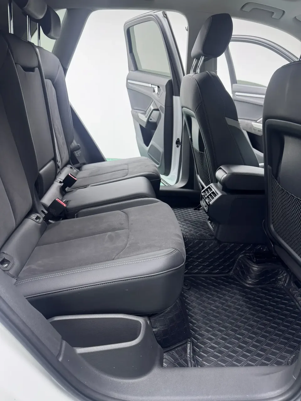 Audi Q3 Audi Q3 2023 35 TFSI aggressive and dynamic model 2023 — миниатюра 5