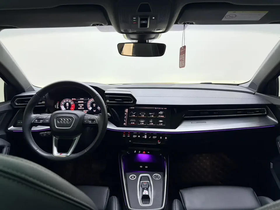 Audi A3 Audi A3 2025 Sportback 35 TFSI Flying Spur Premium Edition 2025 — миниатюра 4