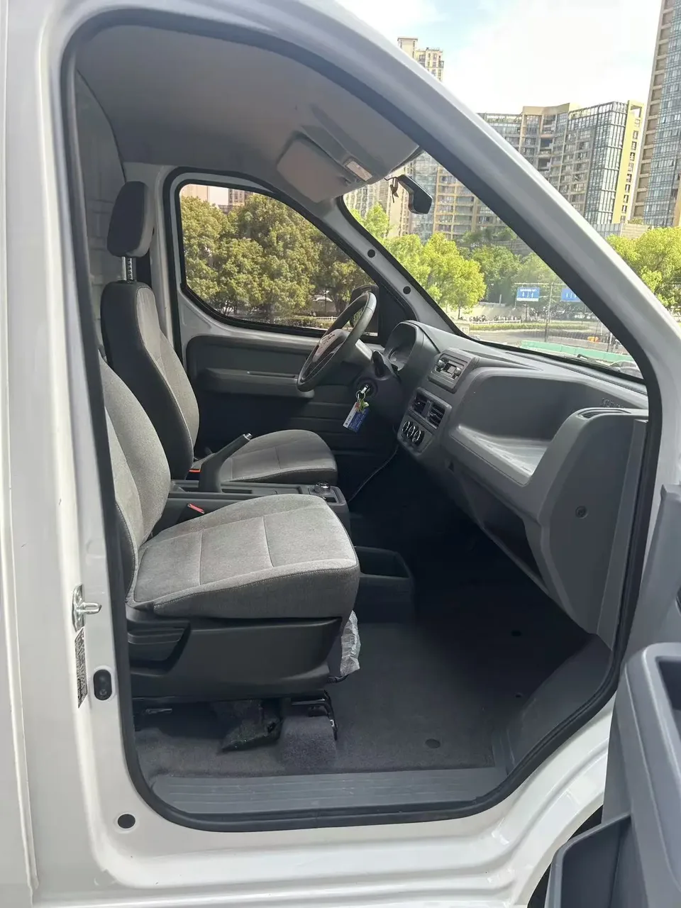 Wuling Yangguang Yangguang 300km Practical Window Edition 60kW 2024 — thumbnail 4
