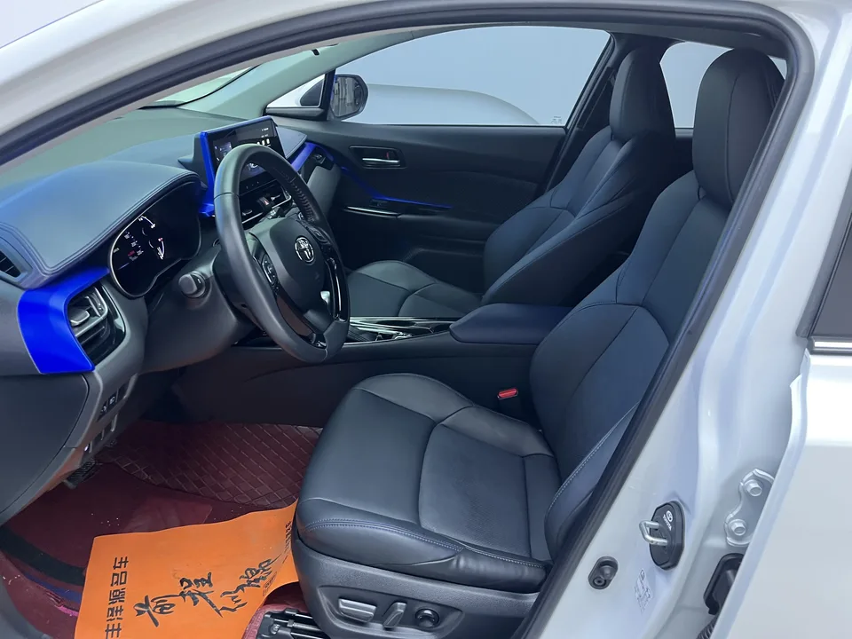 Toyota C-HR 2.0L Luxury Edition 2024 — миниатюра 3