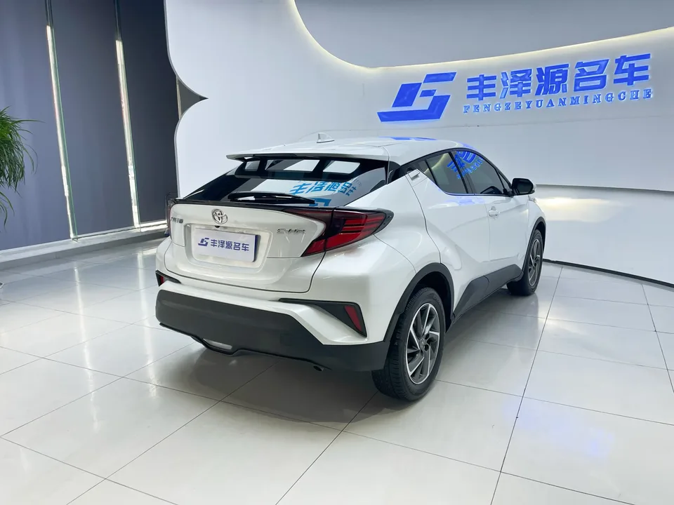 Toyota C-HR 2.0L Luxury Edition 2024 — миниатюра 4