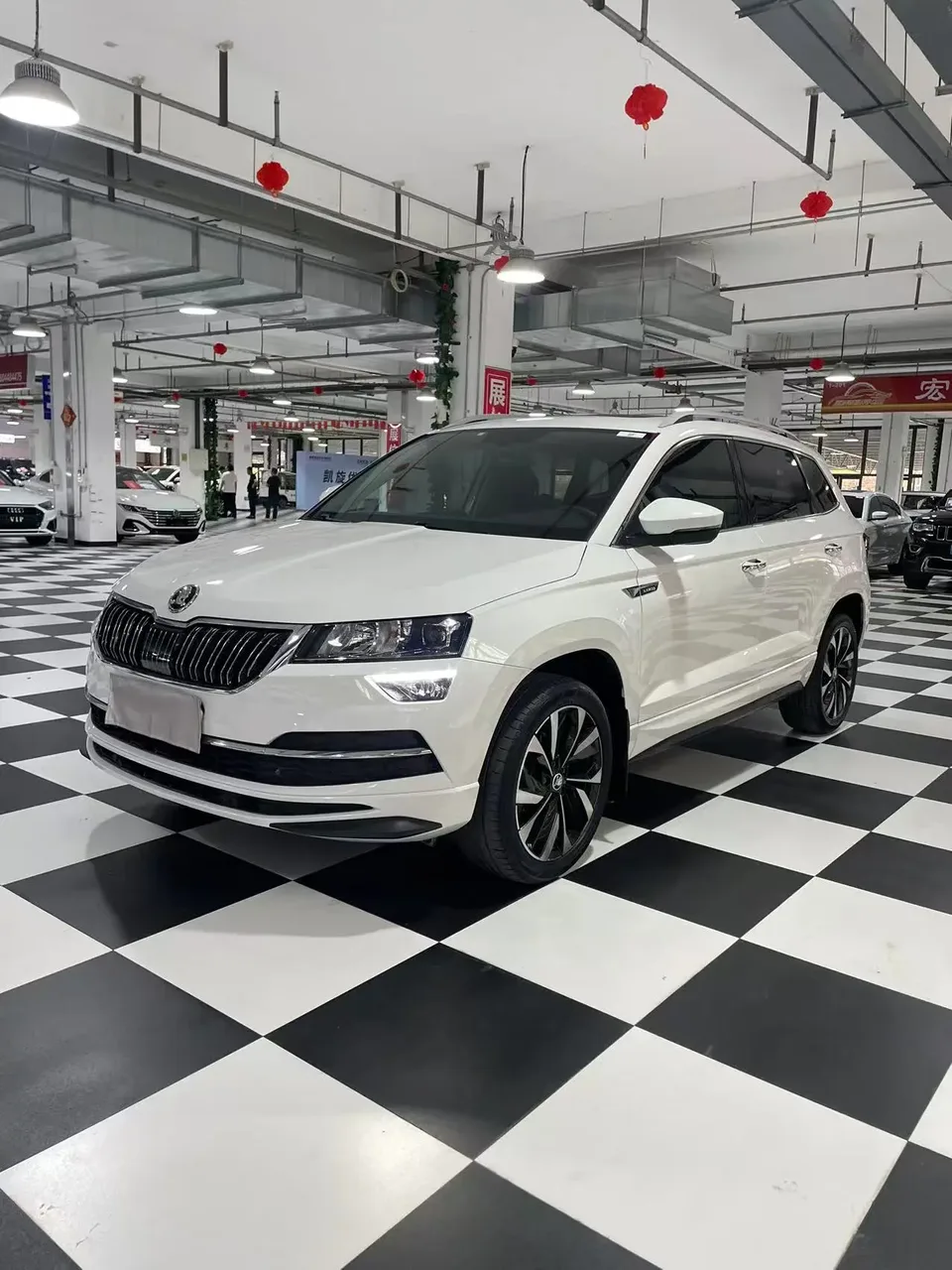 Skoda Karoq Korok TSI280 Premium Edition 2022 — photo 1, buy with delivery to Moscow