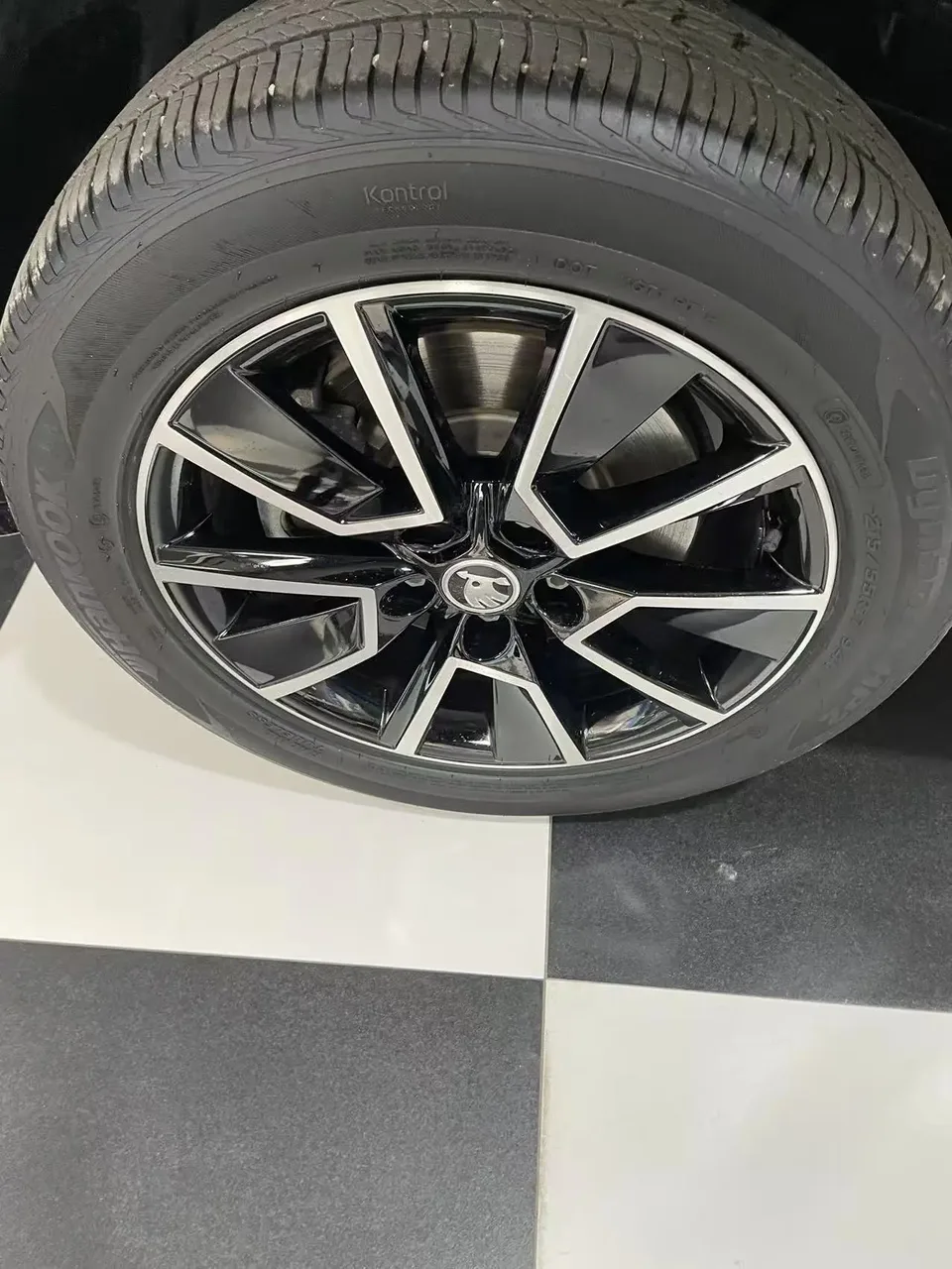 Skoda Karoq TSI280 Exclusive Edition 2023 — миниатюра 3