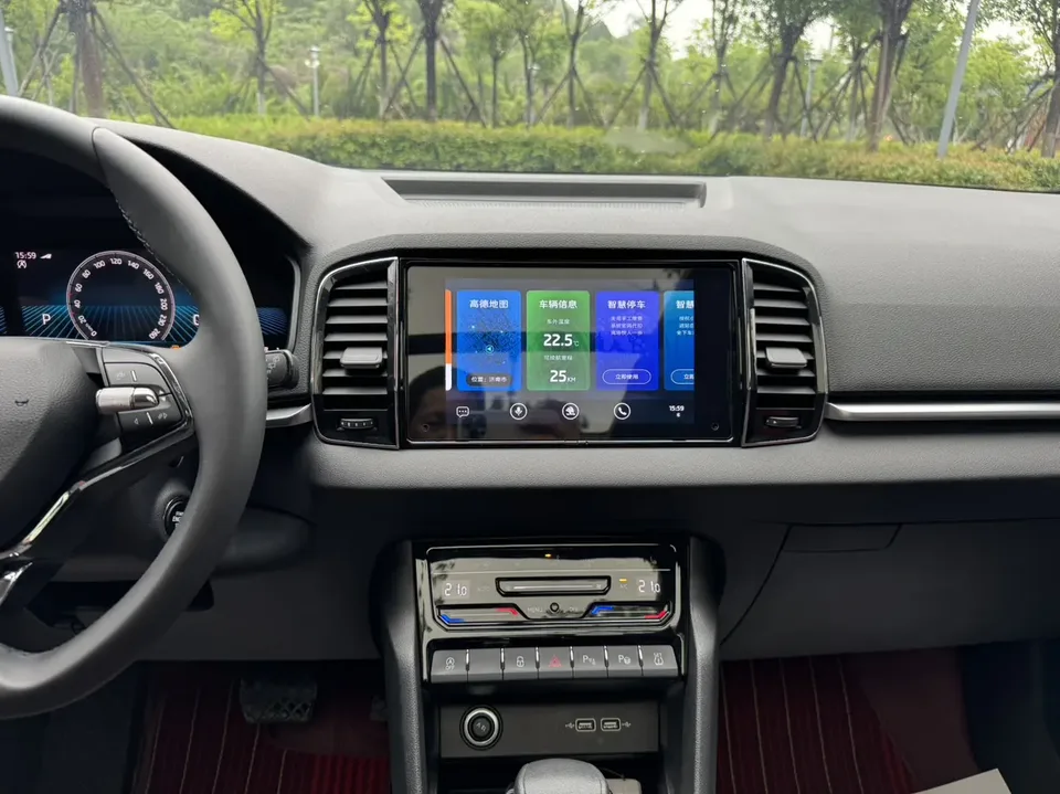 Skoda Karoq TSI280 Luxury Edition 2023 — миниатюра 3