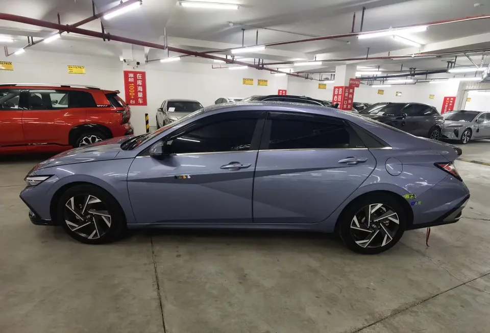 Hyundai Elantra 1.5L CVT LUX Premium Edition 2024 — миниатюра 3